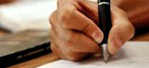 Imagem da mão segurando a caneta para escrever
